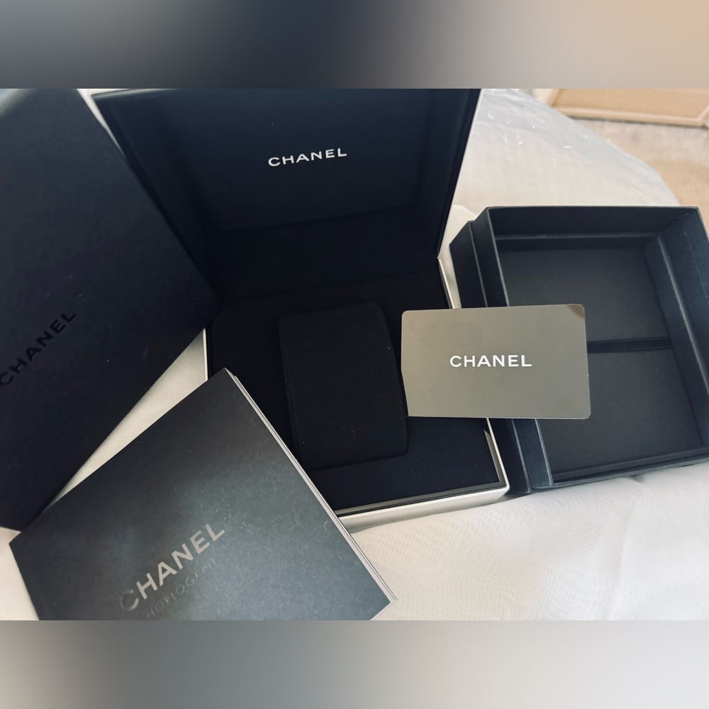 CHANEL 💯% Authentic Elegant Empty watch box storage w/manual, card - Like New